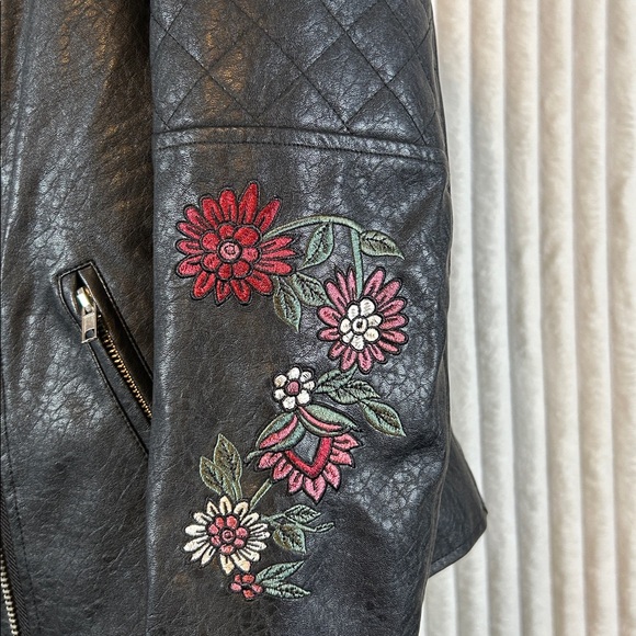 BB Dakota floral embroidered faux leather Moto style jacket, size large - Picture 7 of 11